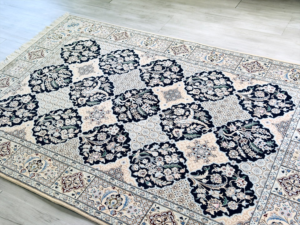 ペルシャ絨毯 ナイン産 ハビビアン工房 センターラグサイズ ネイビー＆ベージュ　花のカルトゥーシュ