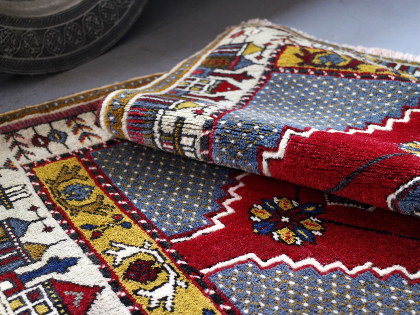 オールドカーペット・カイセリ・ヤヒヤル・トルコ手織り絨毯134×81cm 赤のメダリオンと町の風景
