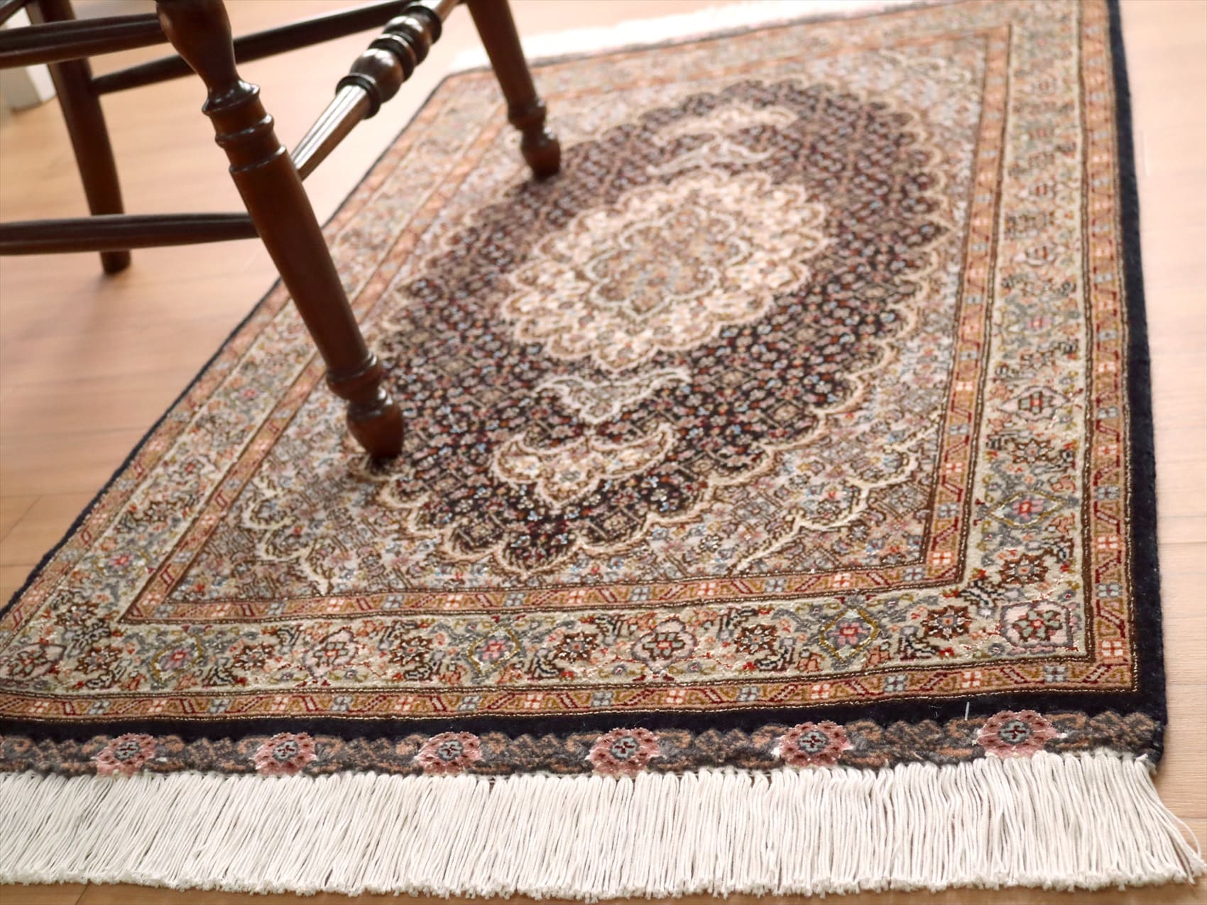 ペルシャ絨毯 タブリーズ産マヒ 玄関マット95×62cm ブラック / ベージュ メダリオン・マヒ
