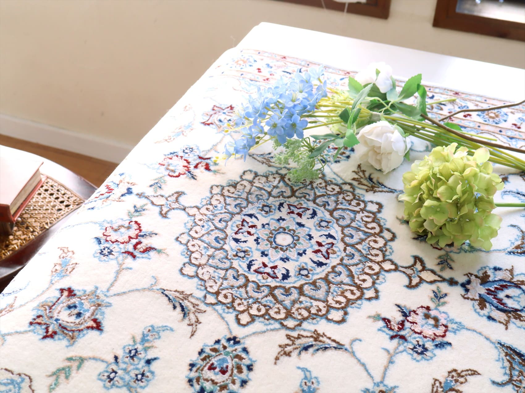 最高級ペルシャ絨毯 アルバル工房人気作品 ブルーの絶妙なバランス 