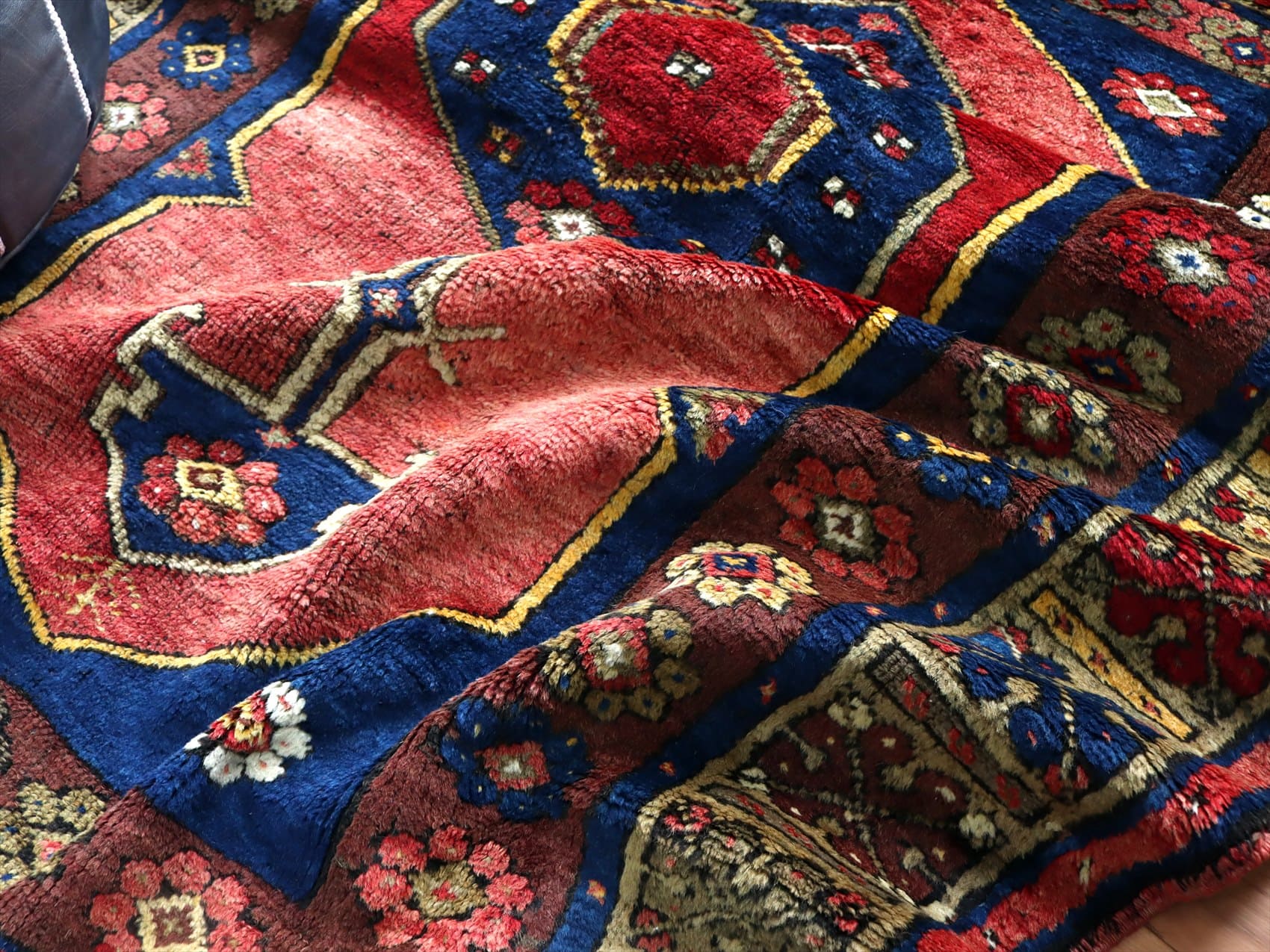 トルコ絨毯 オールドカーペット144×111cm レッド ブルー 小花のモチーフ