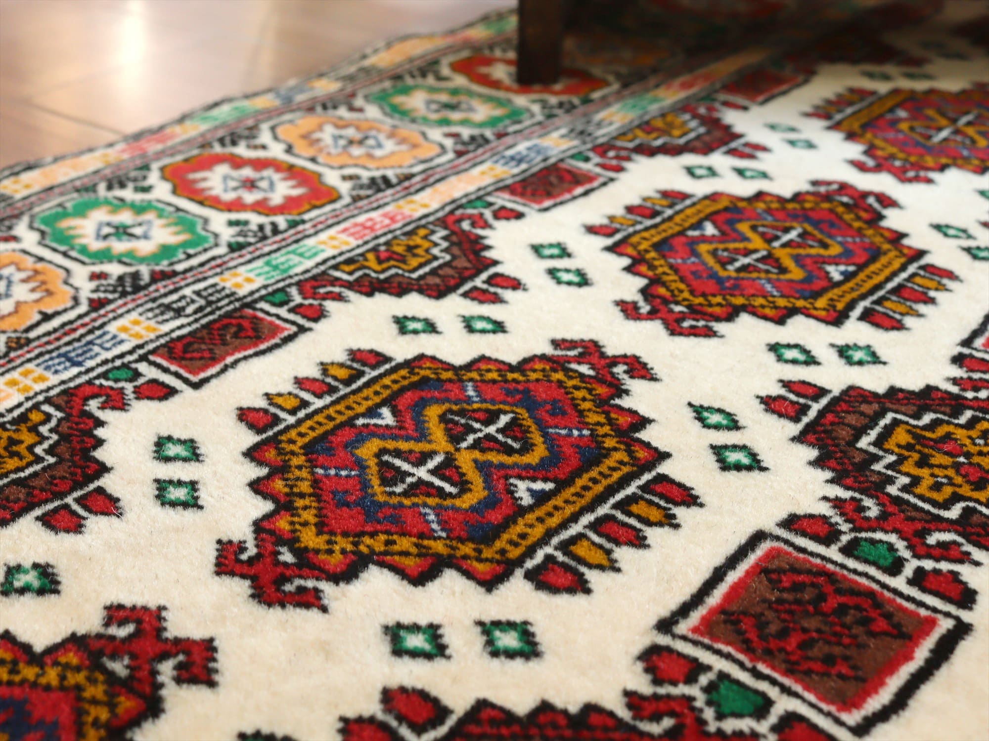 トルクメン 手織り絨毯130×83cm ギュル文様 アイボリー