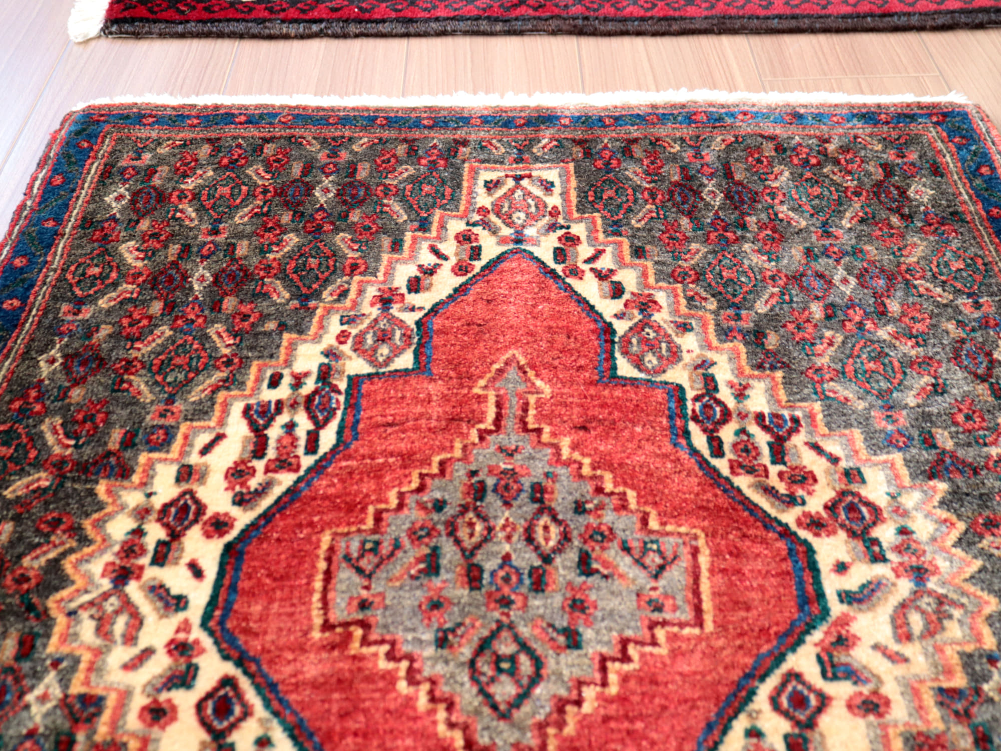 ペルシャじゅうたん　手織りラグ 92x75cm 正方形に近いサイズ　赤いメダリオン