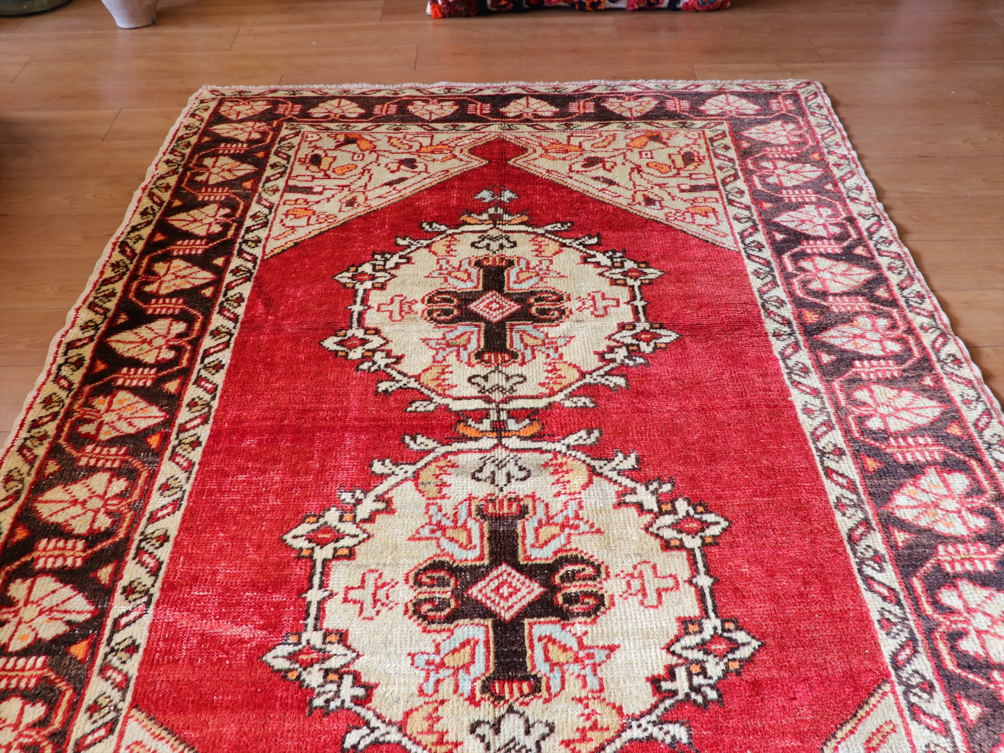部族絨毯（トライバルラグ） トルコじゅうたん 214x137cm【OUTLET】 コンヤ・赤い六角形のメダリオン