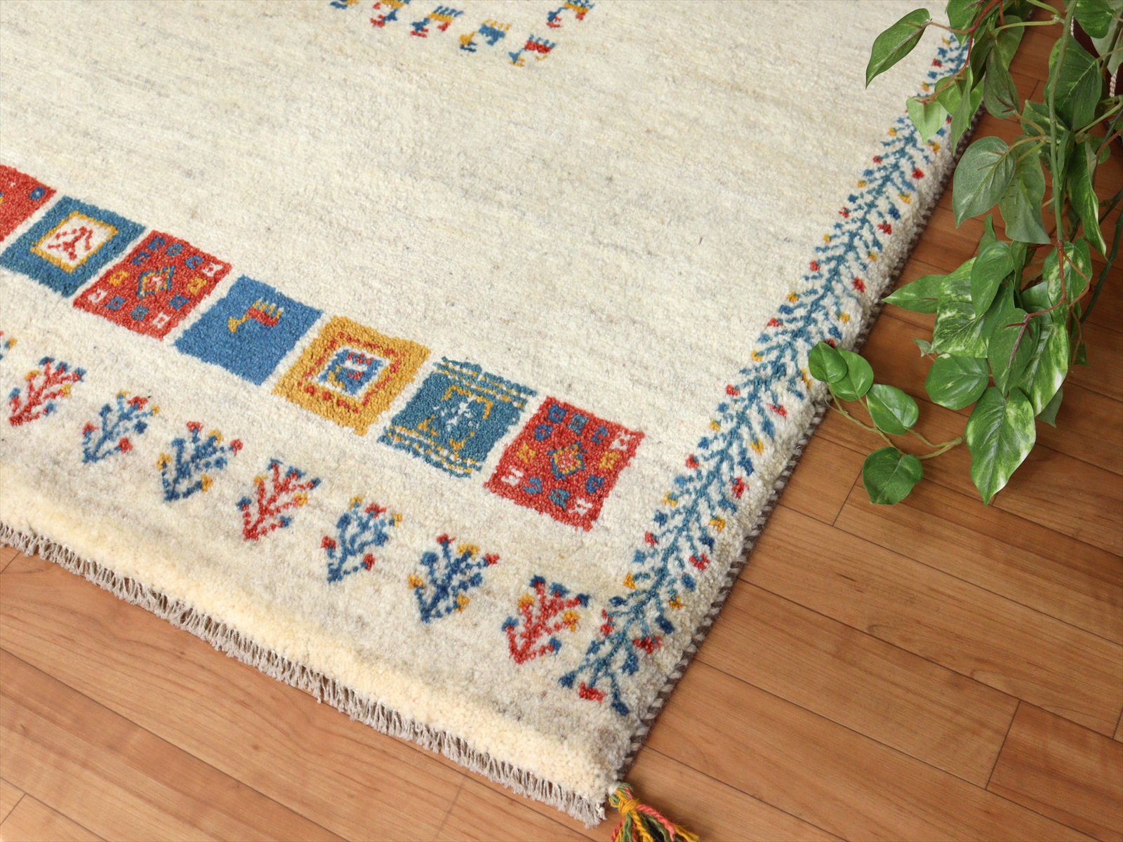 カシュカイ族の手織りラグ ギャッベ 156×108cm ナチュラルアイボリー タイルデザイン